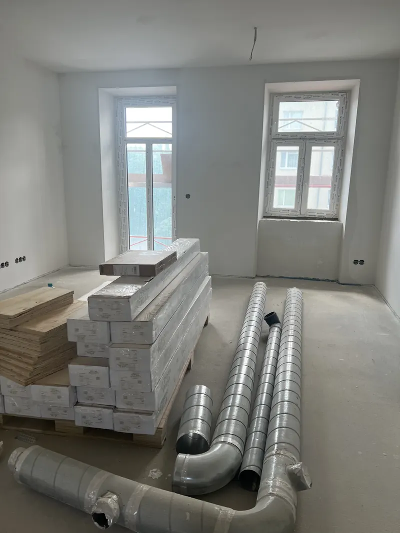 Wohnung im Rohzustand, Parkett und Lüftungsrohre liegen für den Einbau bereit, Sanierung Favoritenstraße, 1100 Wien