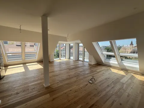 Dachgeschoßwohnung vor der Möblierung, mit Dachflächenfenstern