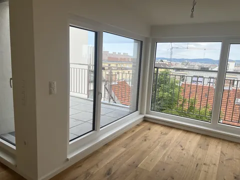 Dachgeschoßwohnung mit Terrassentür und Blick über die Dächer