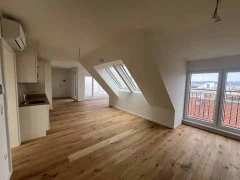 Dachgeschoßwohnung mit Dachflächenfenstern und Eichenparkett