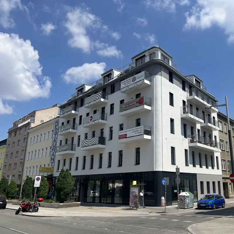 Eck-Zinshaus Favoritenstraße 137 in Wien nach Sanierung, Dachgeschoßausbau und neuen Balkonen